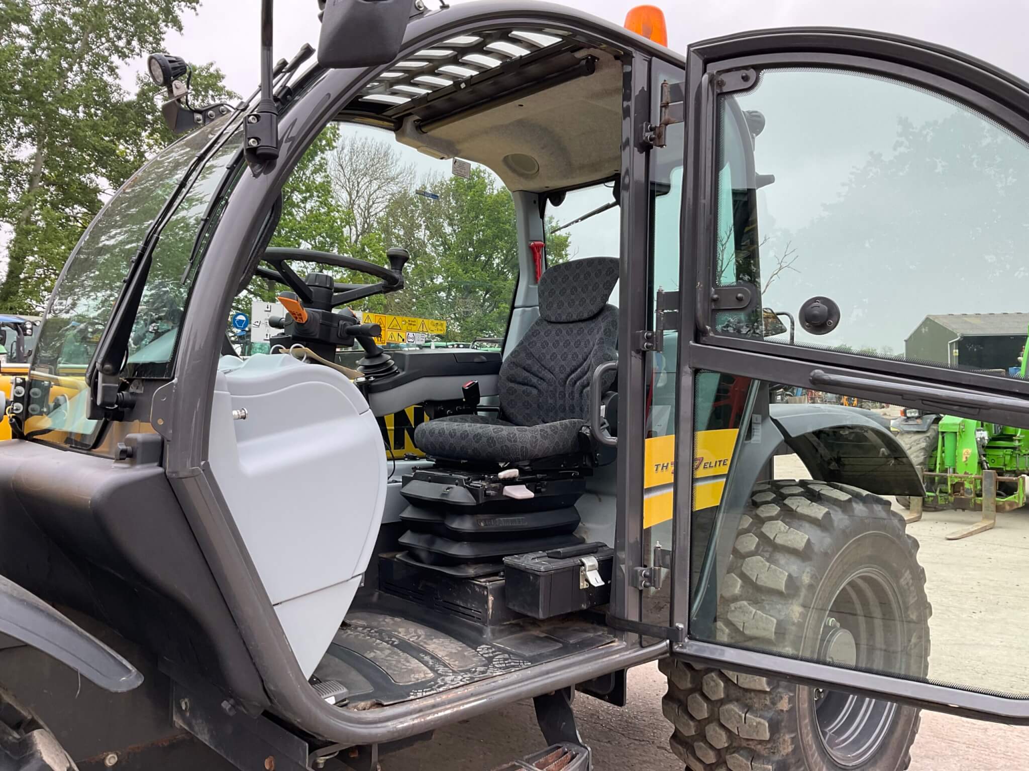 NEW HOLLAND TH7.37 ELITE