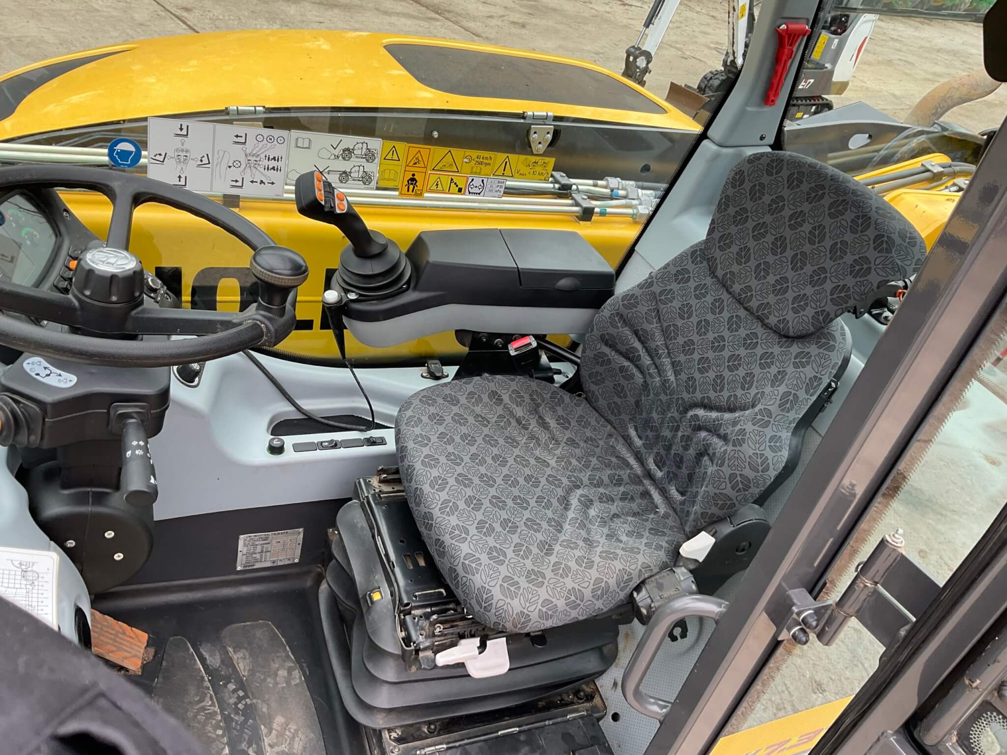 NEW HOLLAND TH7.37 ELITE